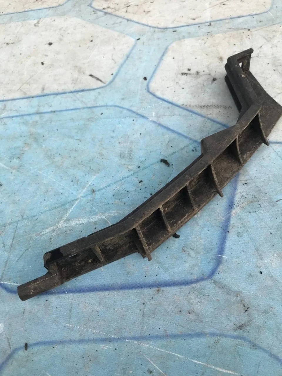 Направляющая бампера задняя левая Audi TT 1998-2006 8N3