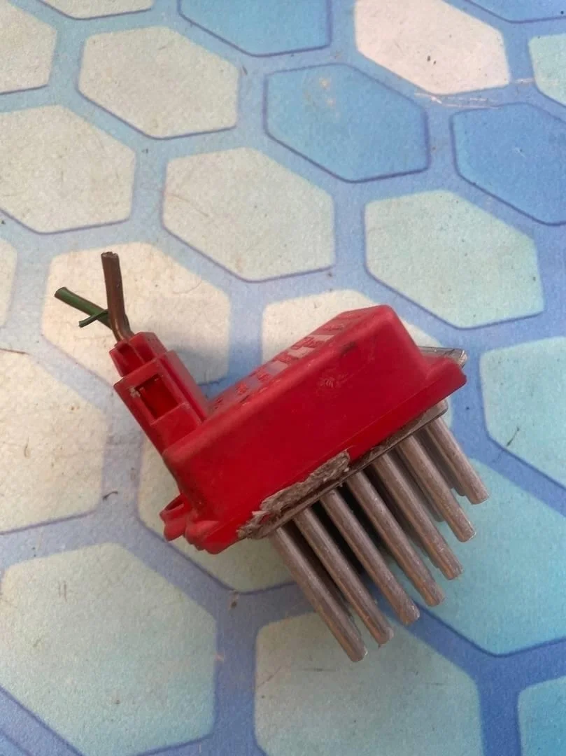 Резистор вентилятора печки Audi TT 1998-2006 8N3