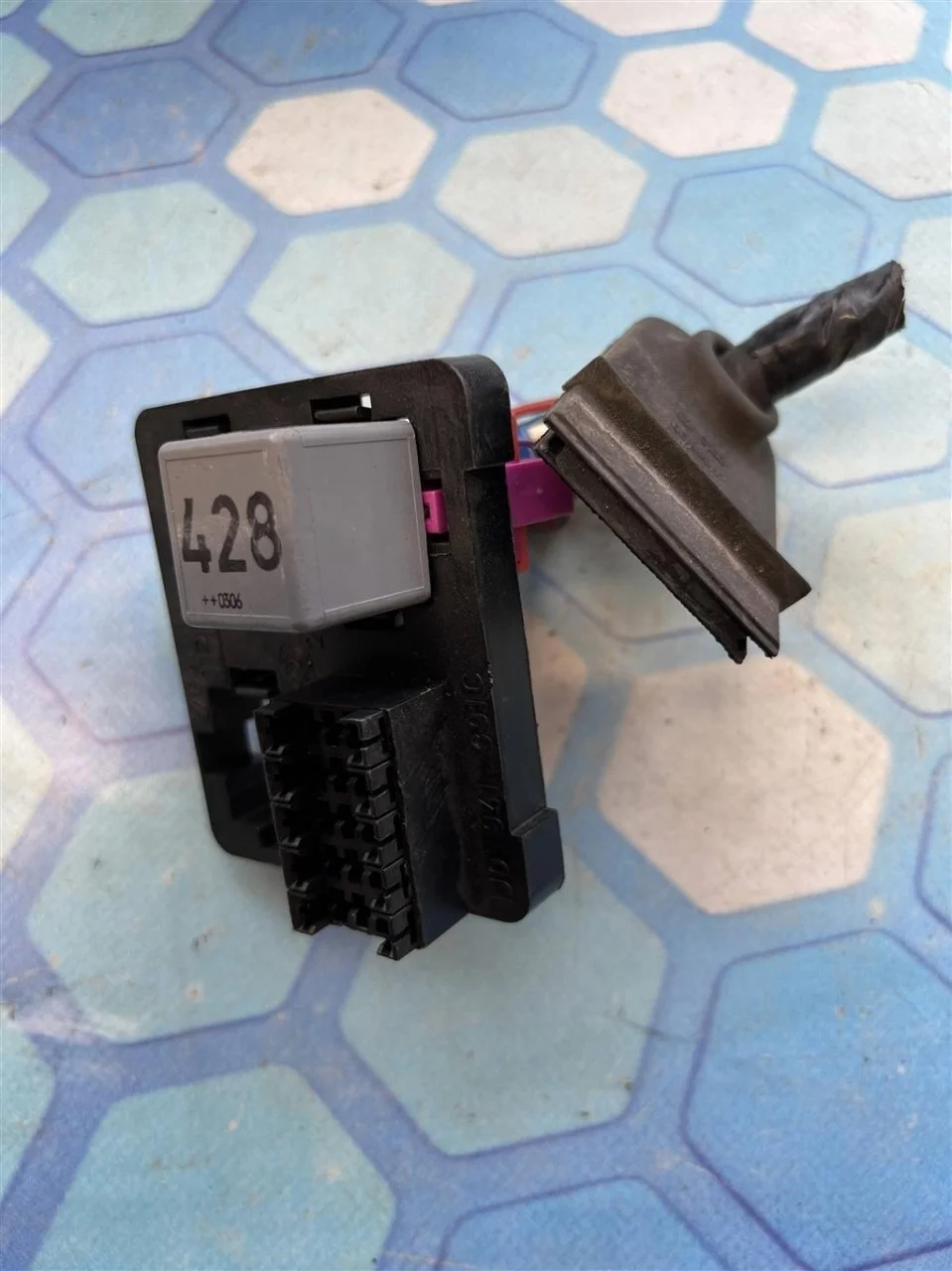 Блок реле Audi TT 1998-2006 8N