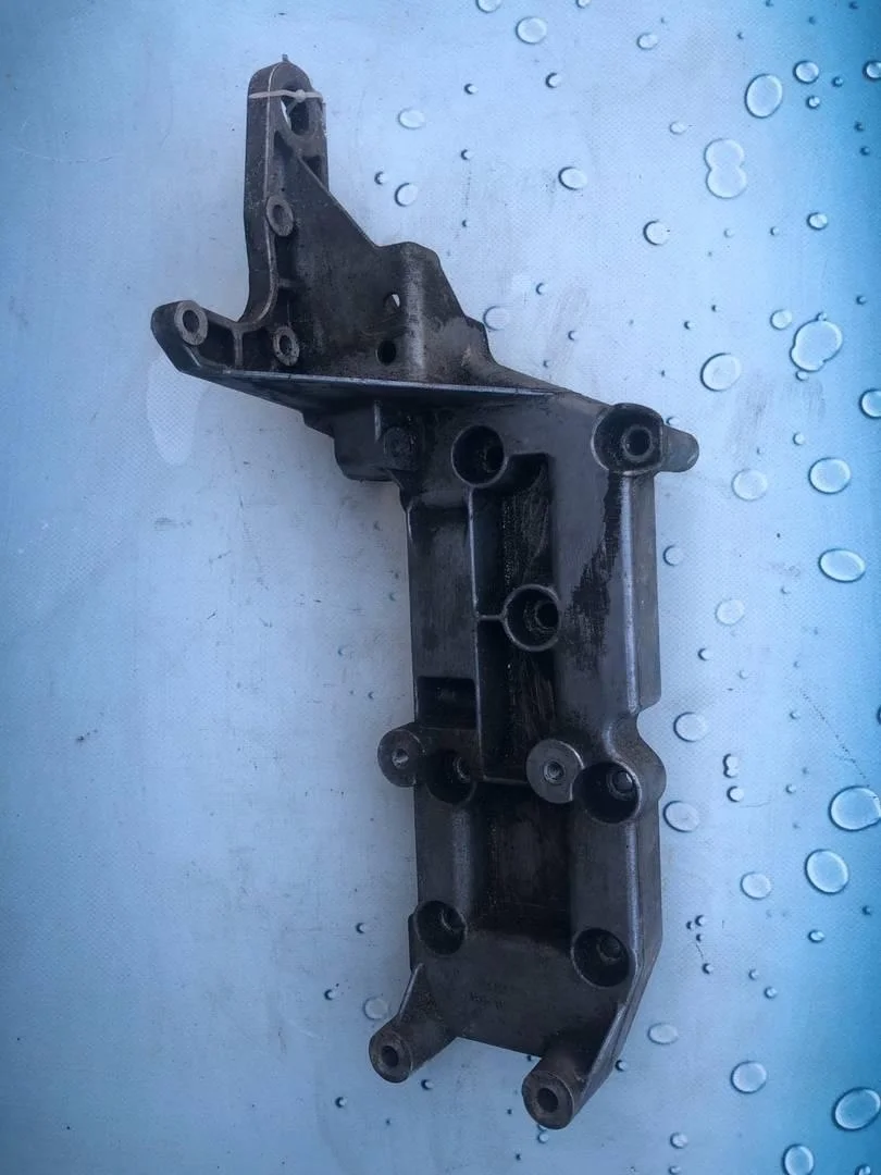 Кронштейн генератора Volvo XC90 2002-2015