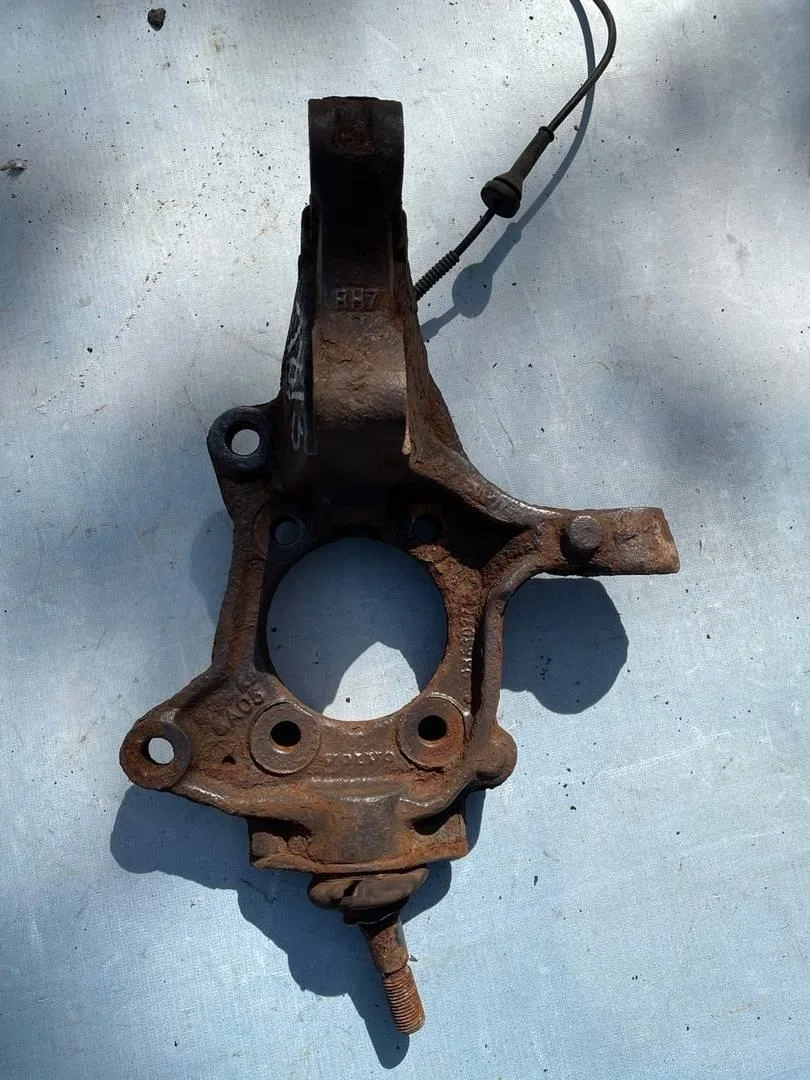 Кулак поворотный передний правый Volvo XC90 2002-2015