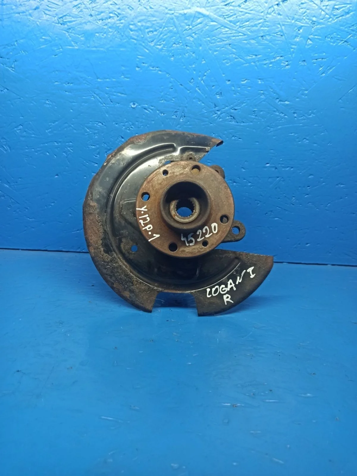 Кулак в сборе передний правый Renault Logan  1 б.у