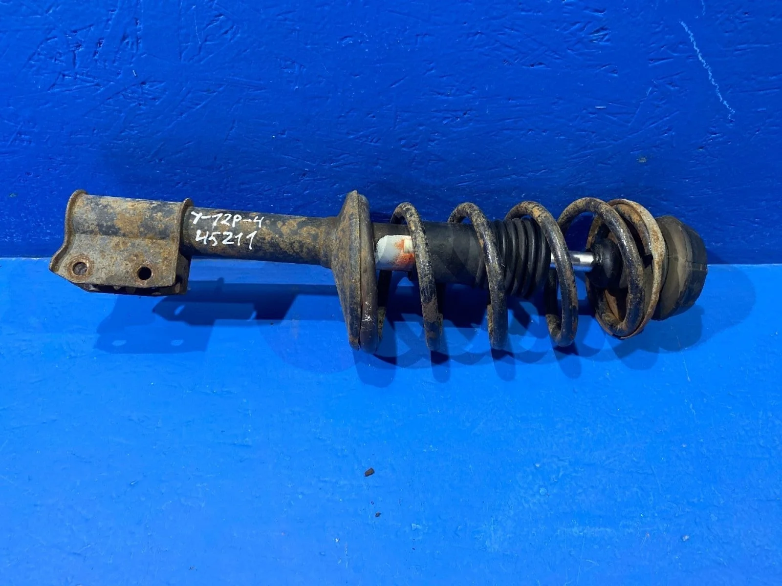 Амортизатор передний Рено Логан 1 б.у