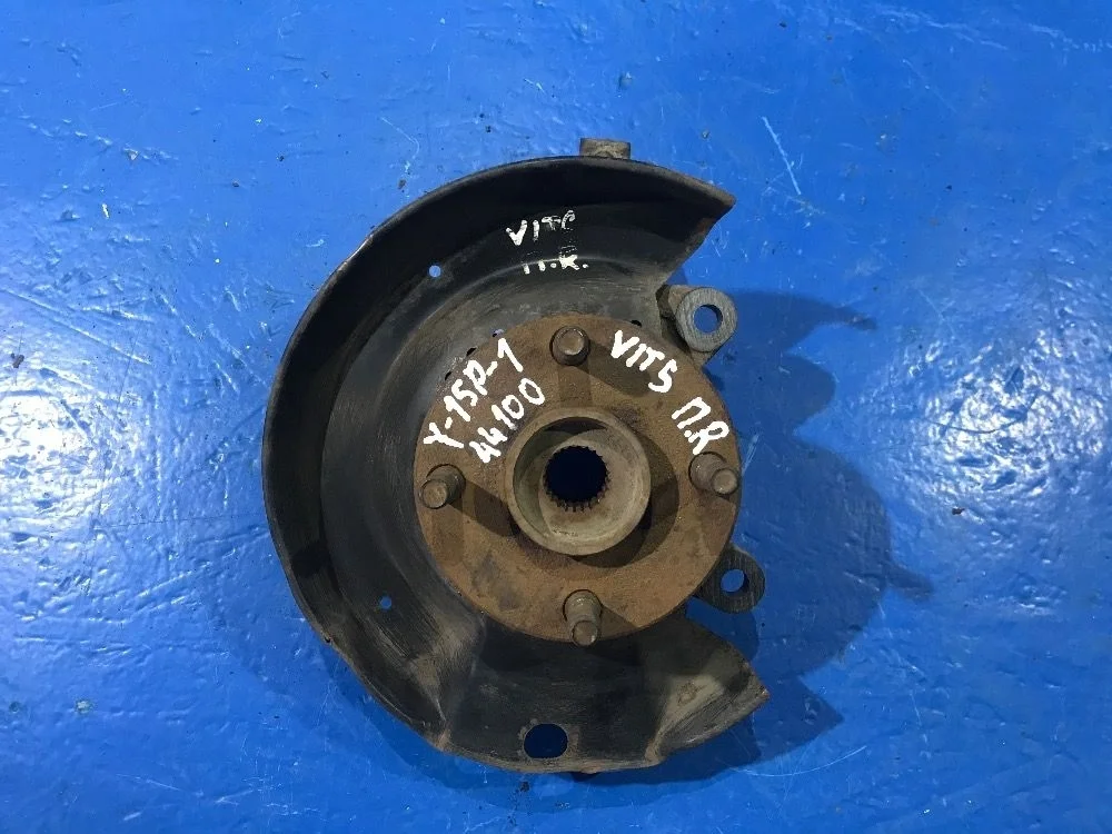 Кулак передний правый Toyota  Yaris  1 б.у