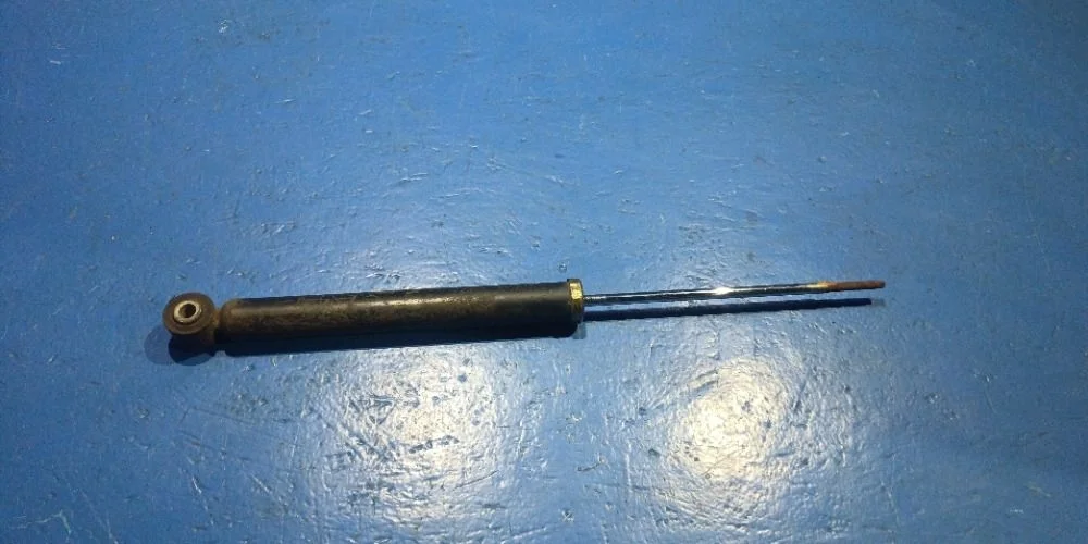 Амортизатор задний L=R Nissan Micra K12 (2002—2010) б.у