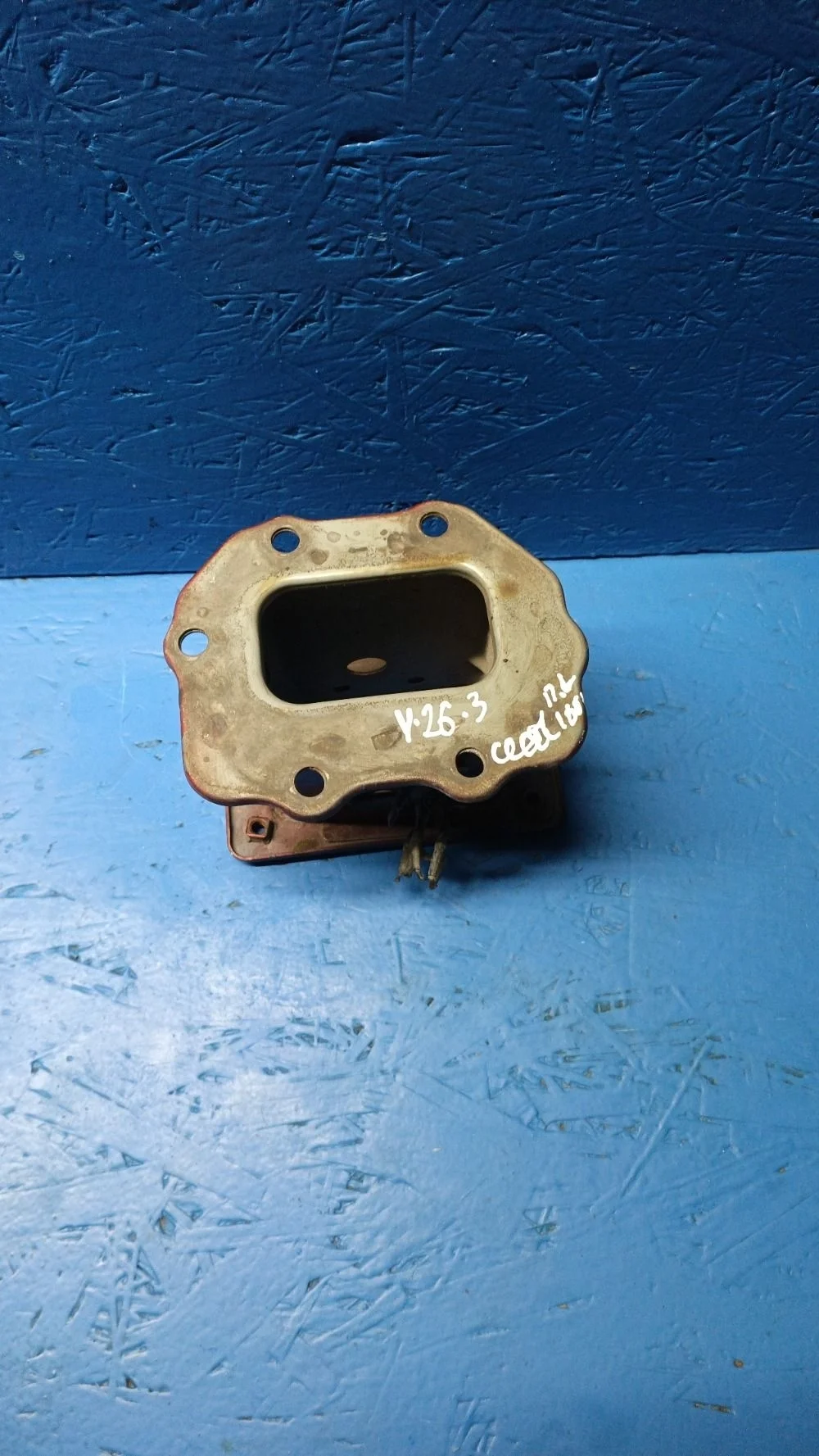 Кронштейн усилителя переднего бампера левый Kia Ceed ED (2006—2010) б.у