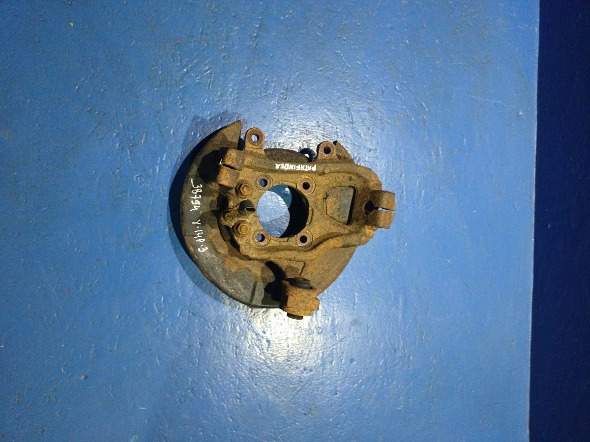 Кулак задний левый Nissan Pathfinder III б.у