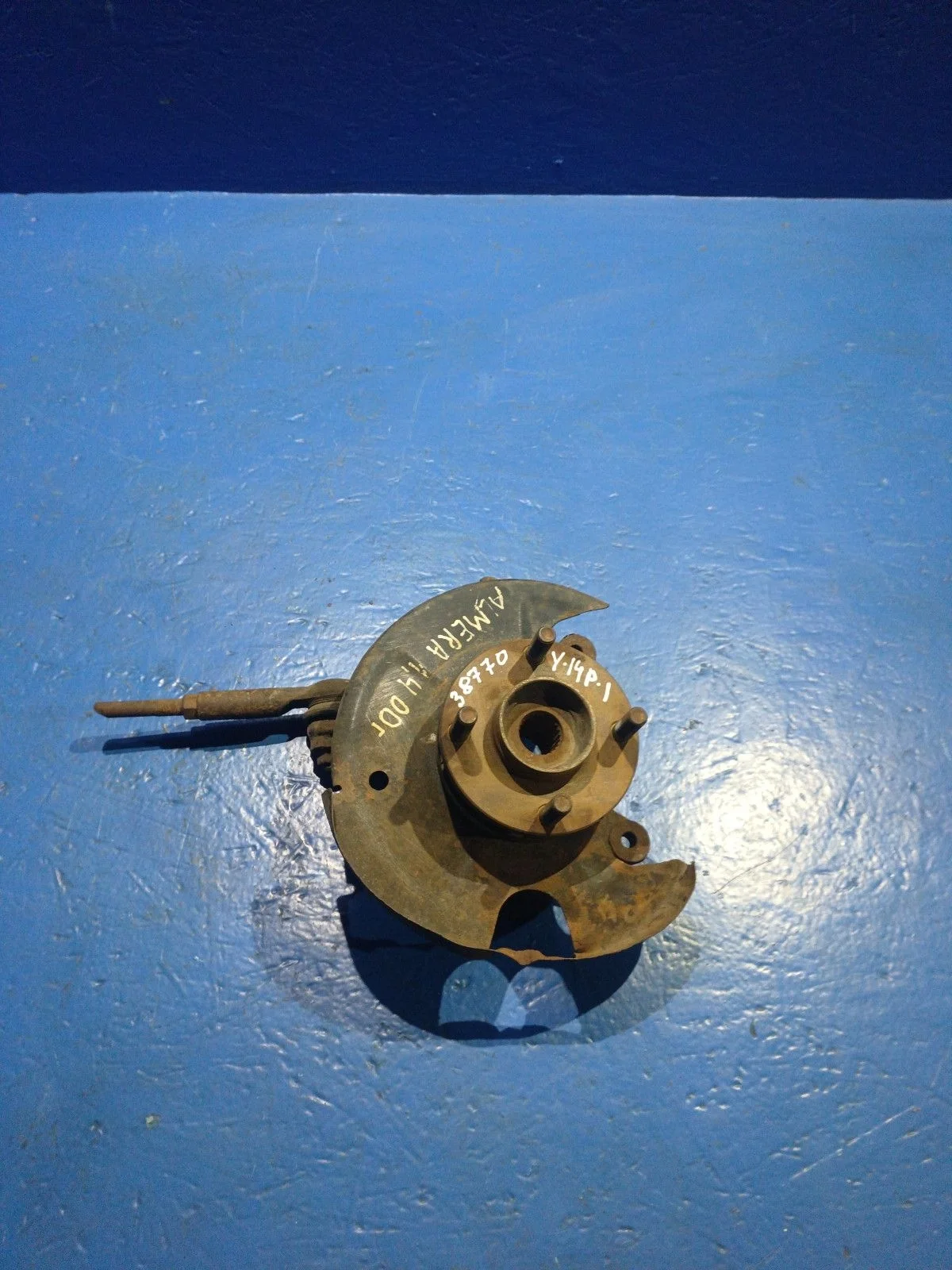 Кулак поворотный правый Nissan Almera N15 (1995—2000) б.у