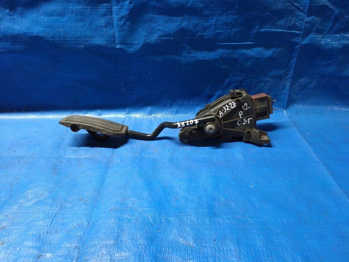 Педаль акселератора (датчик положения педали газа) Nissan Primera P12 (2001—2008) б.у