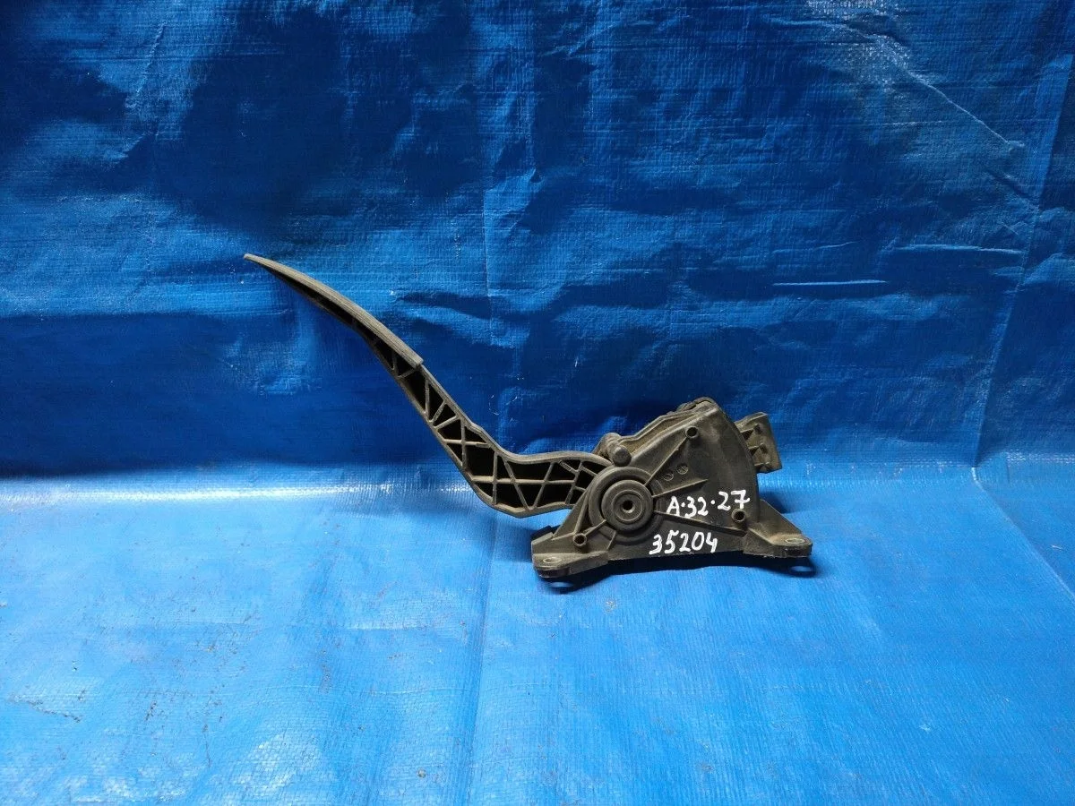 Педаль акселератора (датчик положения педали газа) Nissan Navara D40 (2004—2010) б.у