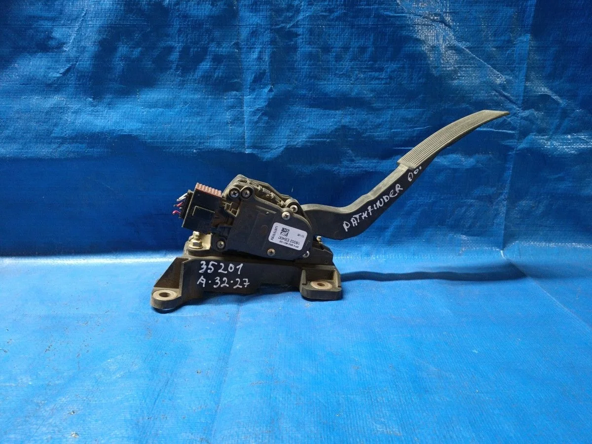 Педаль акселератора (датчик положения педали газа) Nissan Navara D40 (2004—2010) б.у