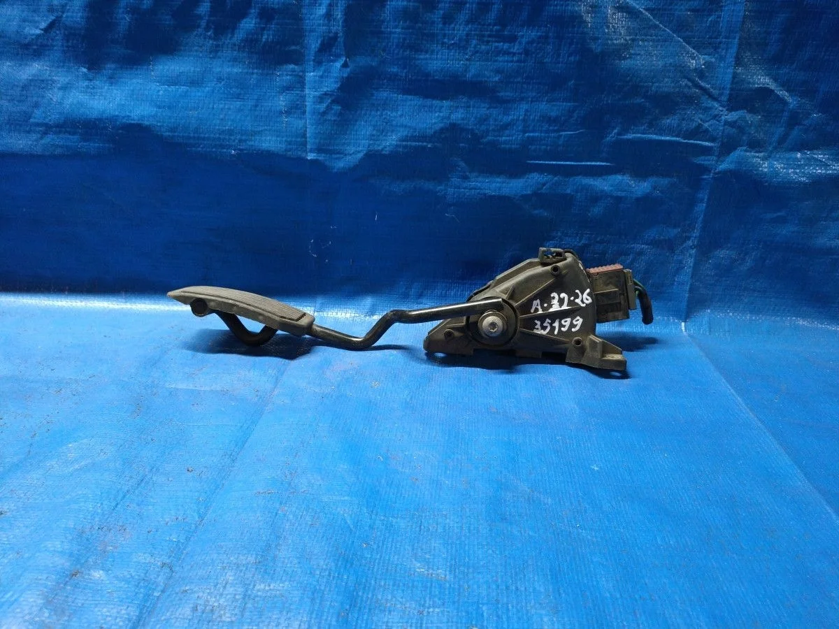 Педаль акселератора (датчик положения педали газа) Nissan Primera P12 (2001—2008) б.у