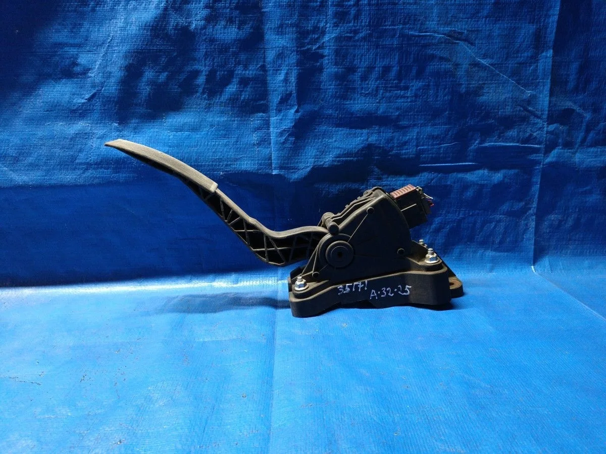 Педаль акселератора (датчик положения педали газа) Nissan Navara D40 (2004—2010) б.у