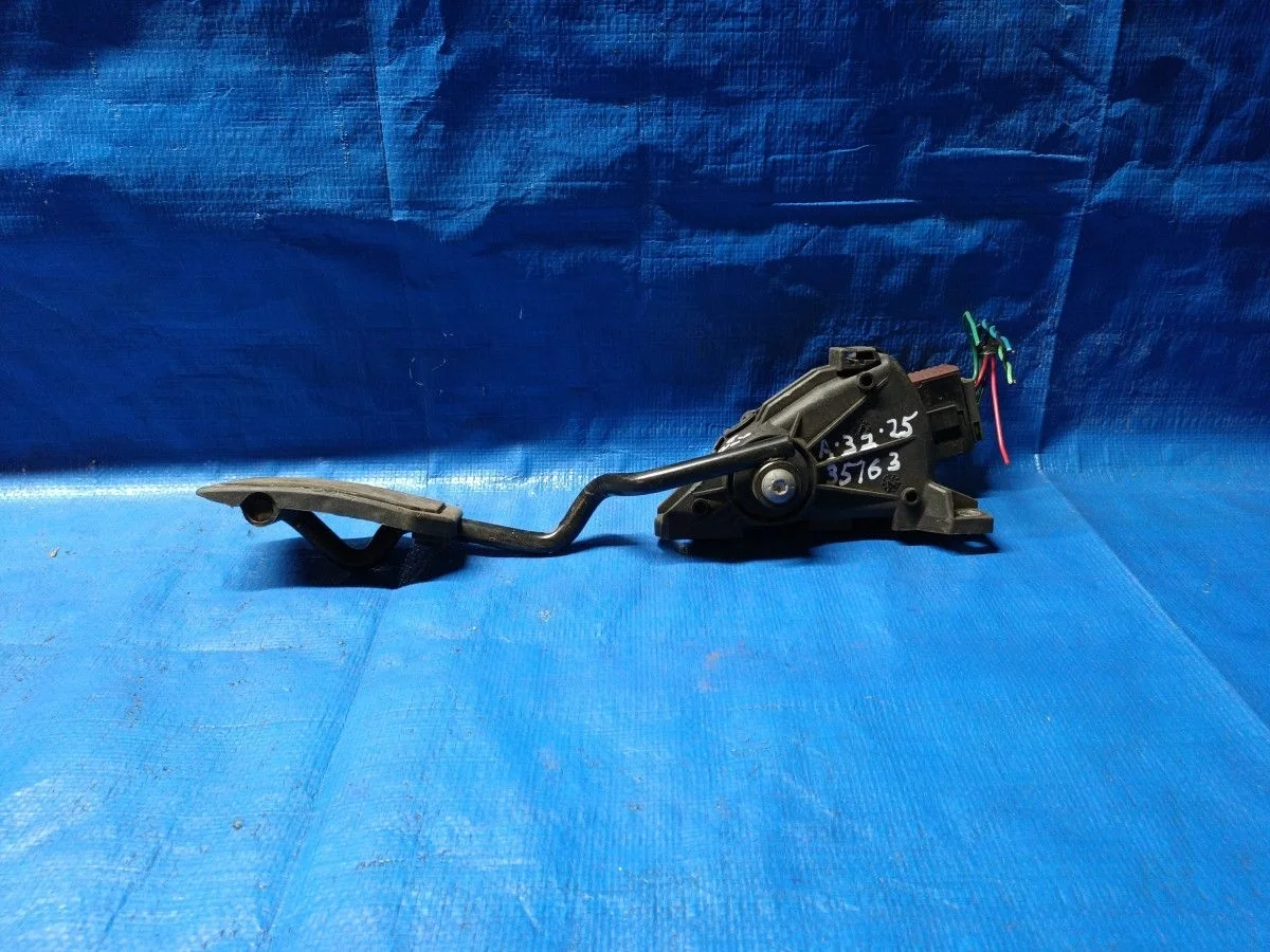 Педаль акселератора (датчик положения педали газа) Nissan Primera P12 (2001—2008) б.у