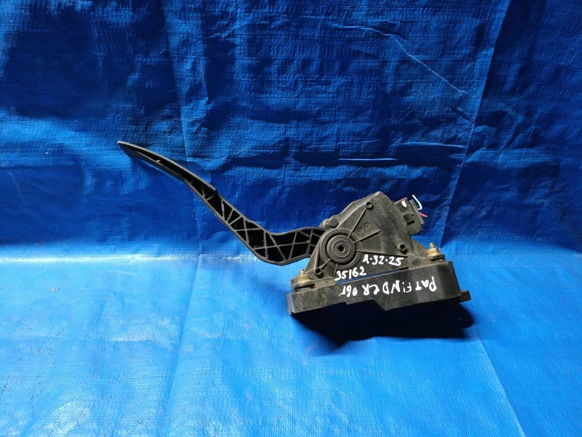 Педаль акселератора (датчик положения педали газа) Nissan Pathfinder III (2004—2010) б.у