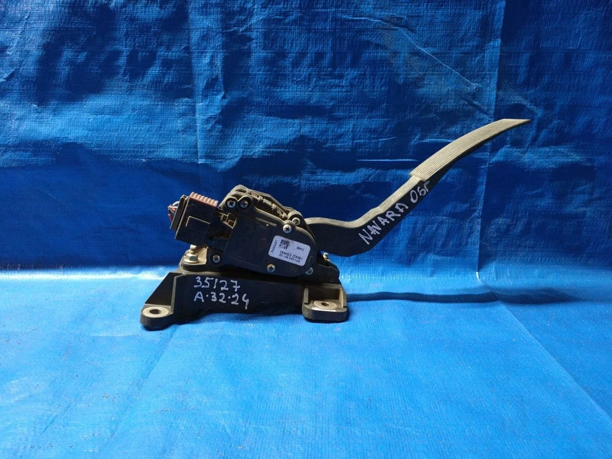 Педаль акселератора (датчик положения педали газа) Nissan Navara D40 (2004—2010) б.у