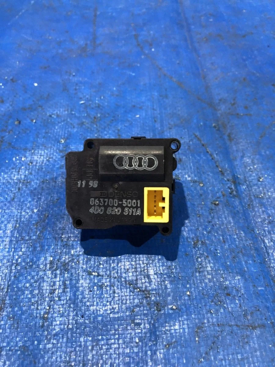 Электропривод заслонки отопителя Audi A8 D2 рестайлинг (1999—2002) б.у