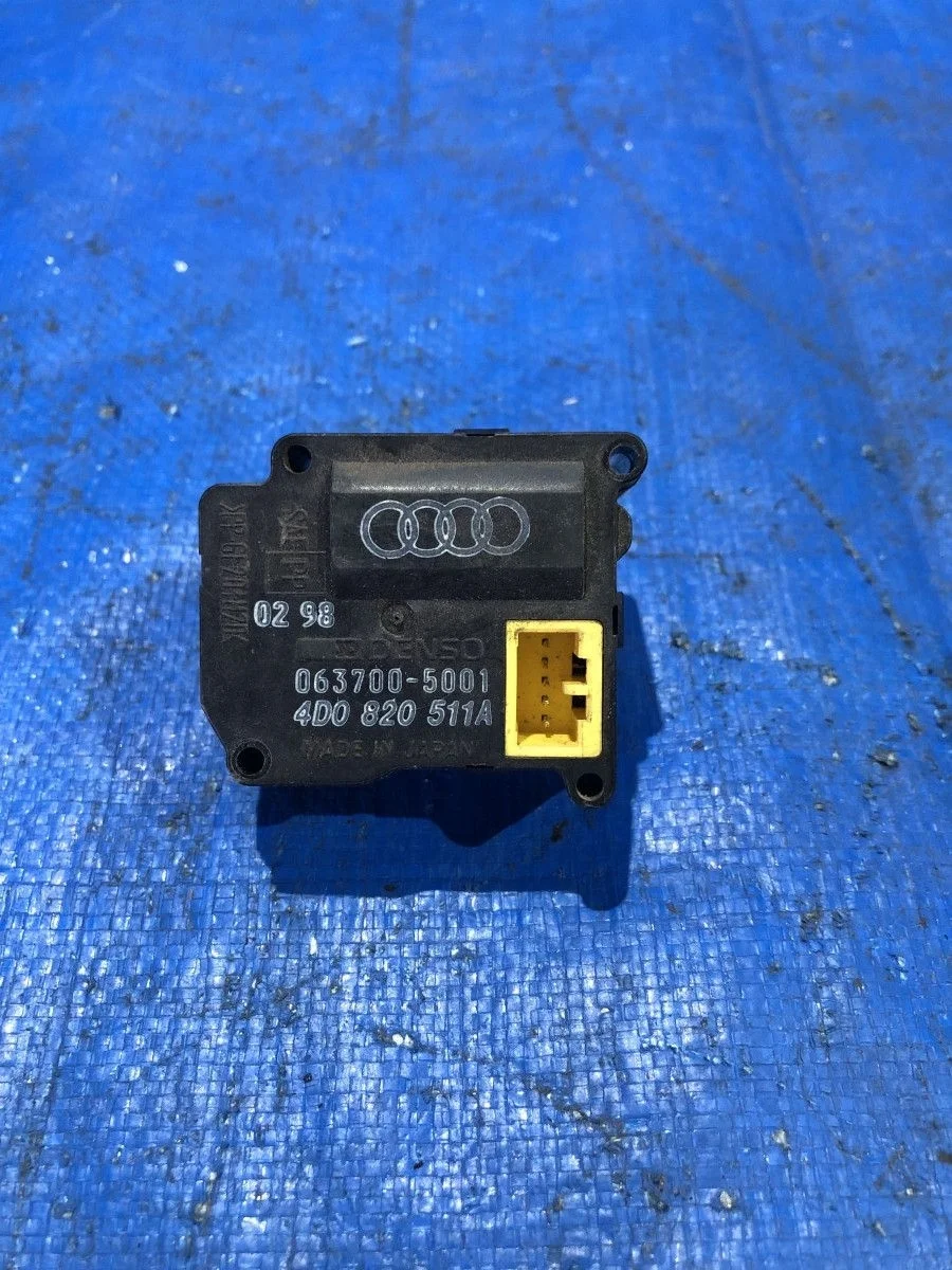 Электропривод заслонки отопителя Audi A8 D2 рестайлинг (1999—2002) б.у