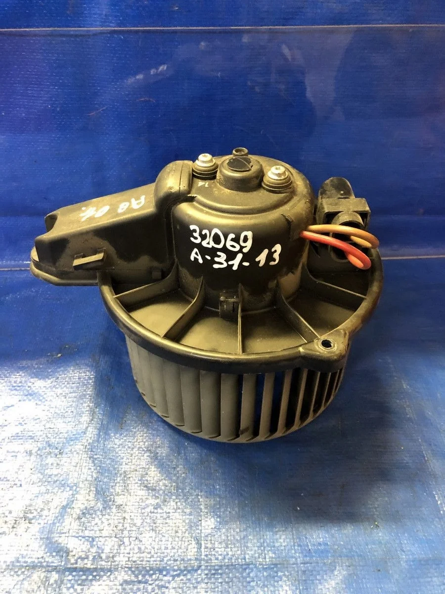 Двигатель отопителя (моторчик печки) Audi A6 Allroad Quattro C5 (2000—2006) б.у