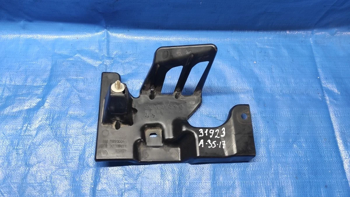 Кронштейн решетки радиатора центральный Mitsubishi Outlander III рестайлинг 3 (2018—2025) б.у