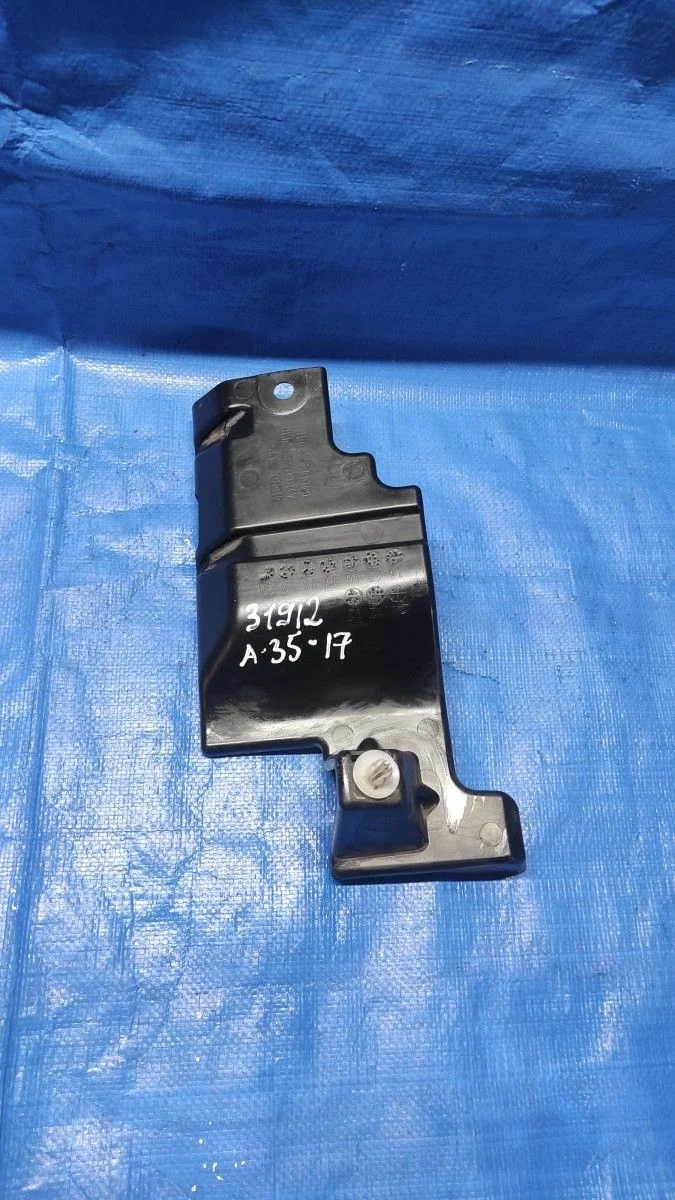 Кронштейн решетки радиатора центральный Mitsubishi Outlander III рестайлинг 3 (2018—2025) б.у