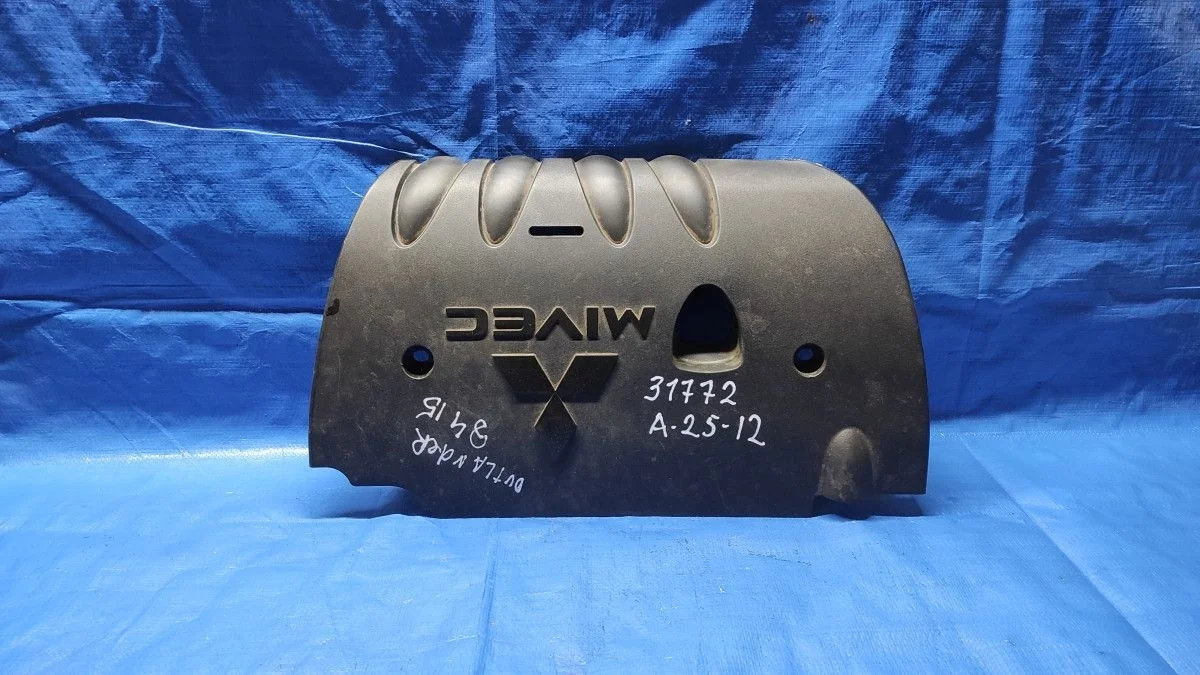 Накладка декоративная (на двс) Mitsubishi Outlander III рестайлинг 3 (2018—2025) б.у