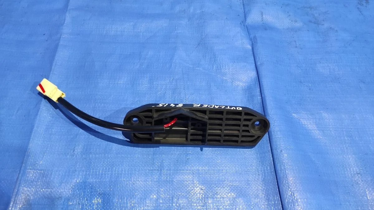 Кнопка открывания багажника Mitsubishi Outlander III рестайлинг 3 (2018—2025) б.у