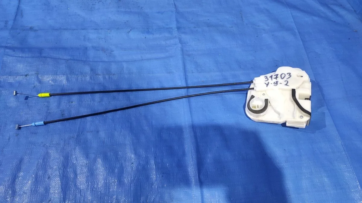 Замок двери задней левой Mitsubishi Outlander III рестайлинг 3 (2018—2025) б.у