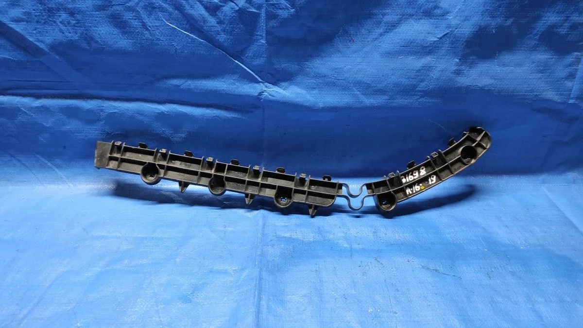 Кронштейн крепления заднего бампера левый Mitsubishi Outlander III рестайлинг 3 (2018—2025) б.у