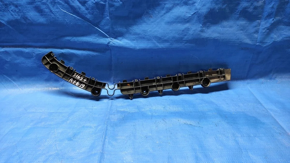 Кронштейн крепления заднего бампера правый Mitsubishi Outlander III рестайлинг 3 (2018—2025) б.у