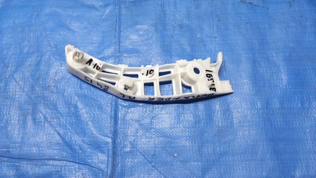 Кронштейн переднего бампера левый Mitsubishi Outlander III рестайлинг 3 (2018—2025) б.у