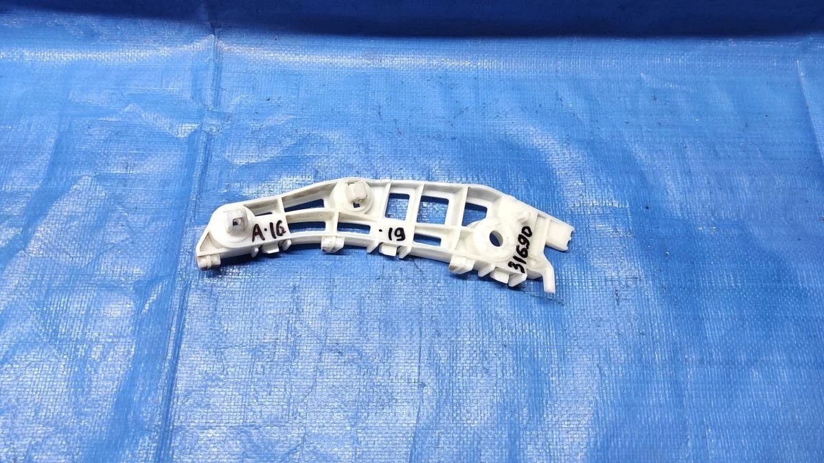 Кронштейн переднего бампера правый Mitsubishi Outlander III рестайлинг 3 (2018—2025) б.у