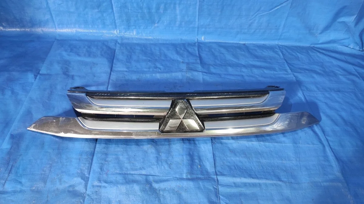 Для Outlander 3  2018 решетка радиаторная б.у