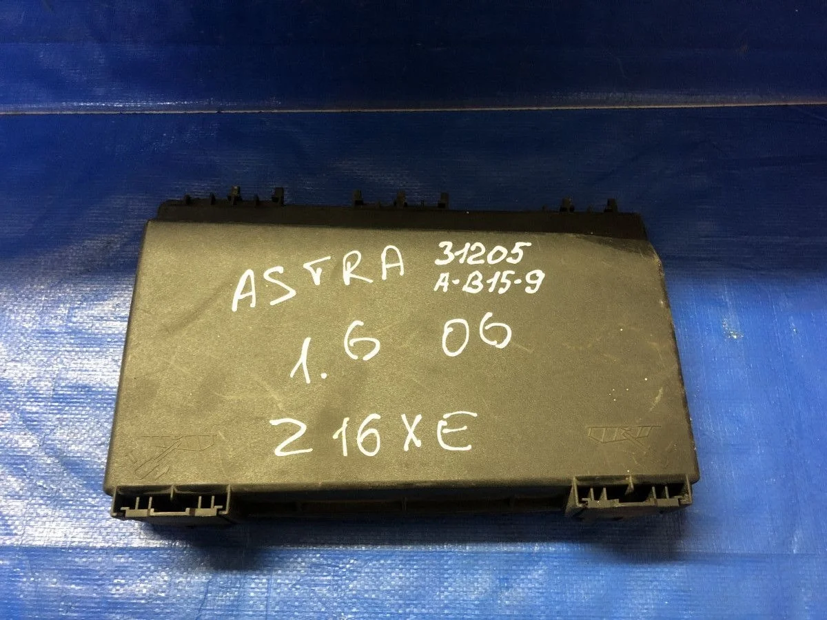 Крышка блока предохранителей Opel Zafira B (2005—2008) б.у