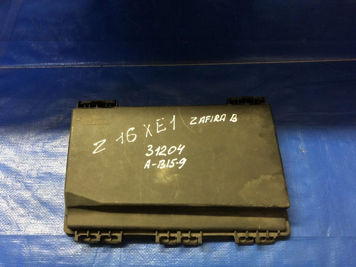 Крышка блока предохранителей Opel Zafira B (2005—2008) б.у