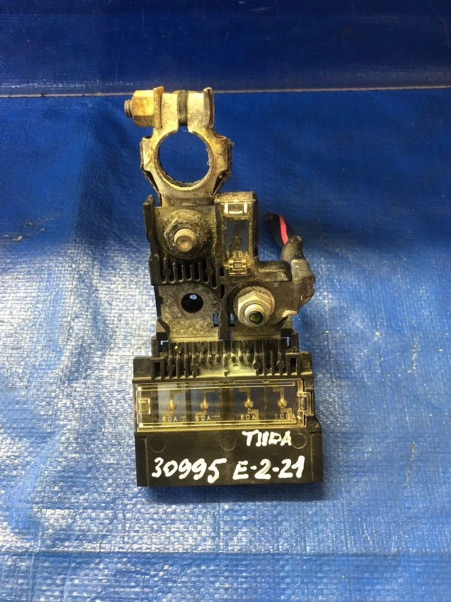 Клемма аккумулятора плюс (+) Nissan Tiida C11 (2004—2012) б.у