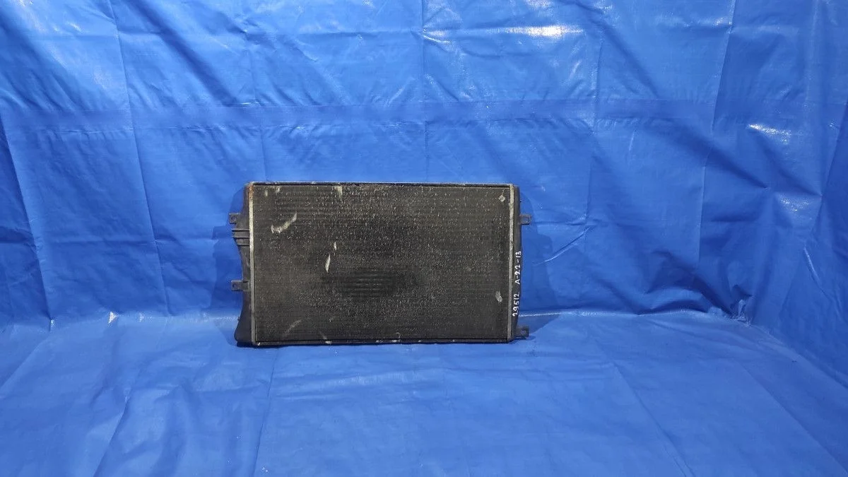 Радиатор охлаждения двигателя Skoda Octavia II (2004—2009) б.у