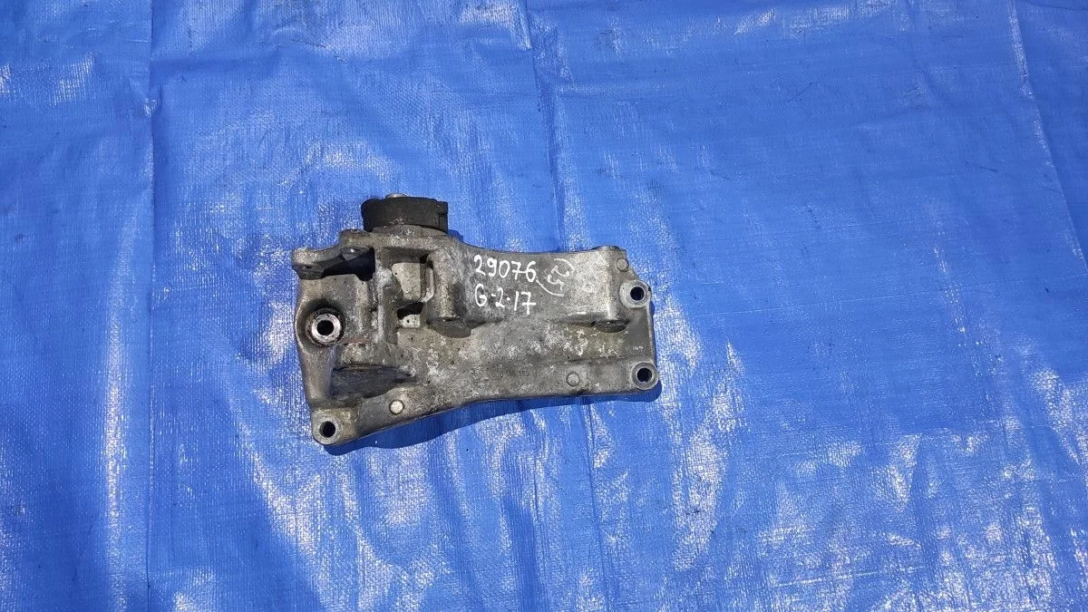 Кронштейн генератора Volkswagen Bora A4 (1998—2005) б.у