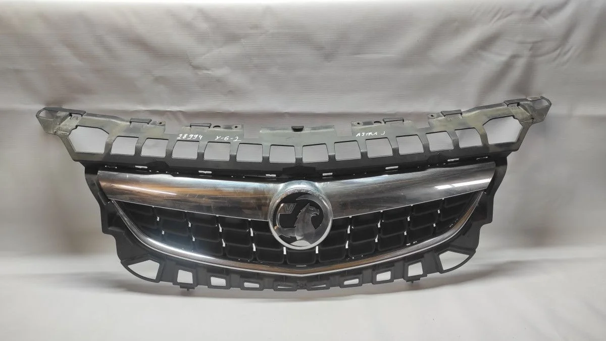 Решетка радиатора Opel Astra J (2009—2012) б.у