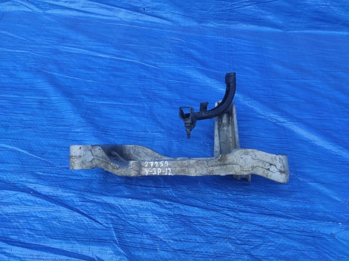 Кронштейн рычага подвески левый Skoda Octavia II (2004—2009) б.у