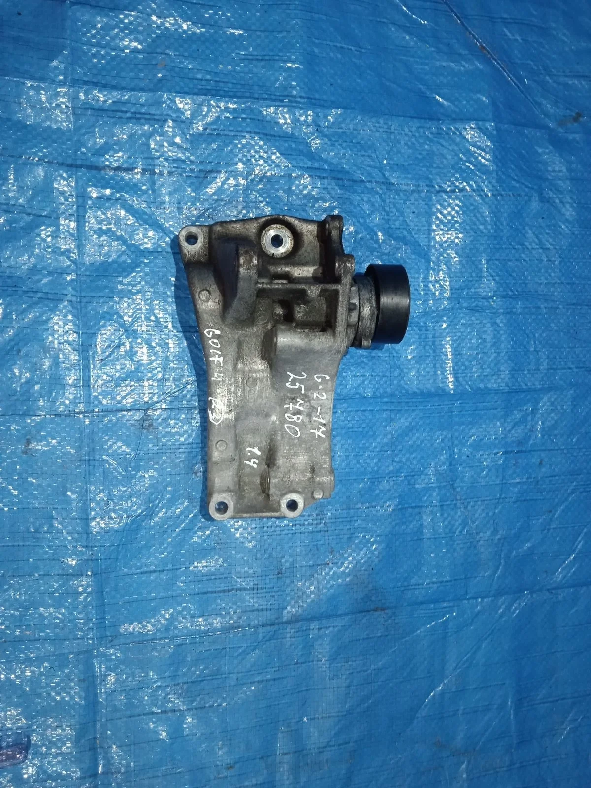 Кронштейн генератора Volkswagen Bora A4 (1998—2005) б.у