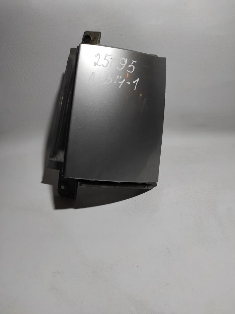 Накладка (планка) под задний правый фонарь Nissan Note E11 (2005—2009) б.у