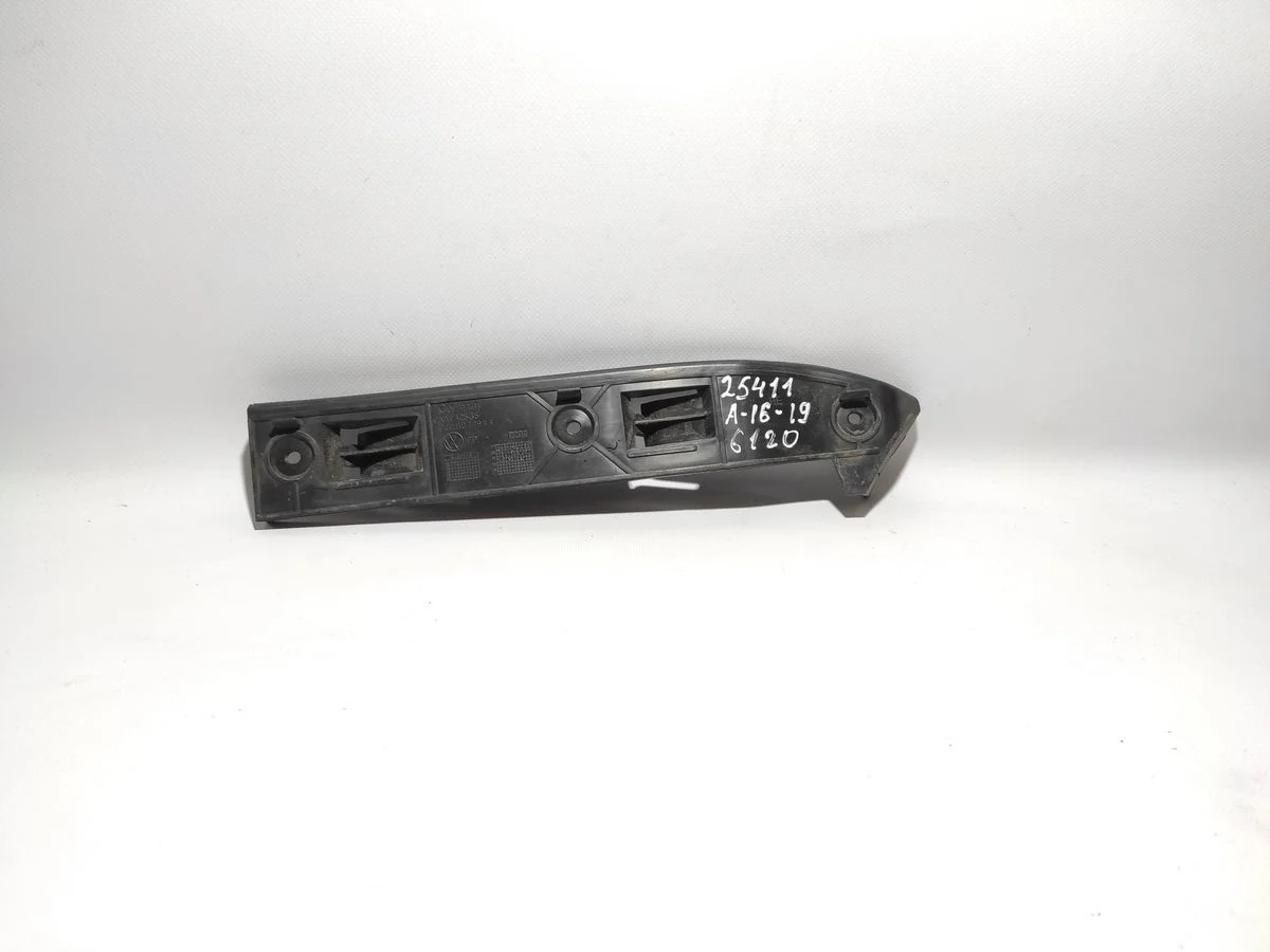 Кронштейн переднего бампера правый Volkswagen Golf Mk4 (1997—2006) б.у