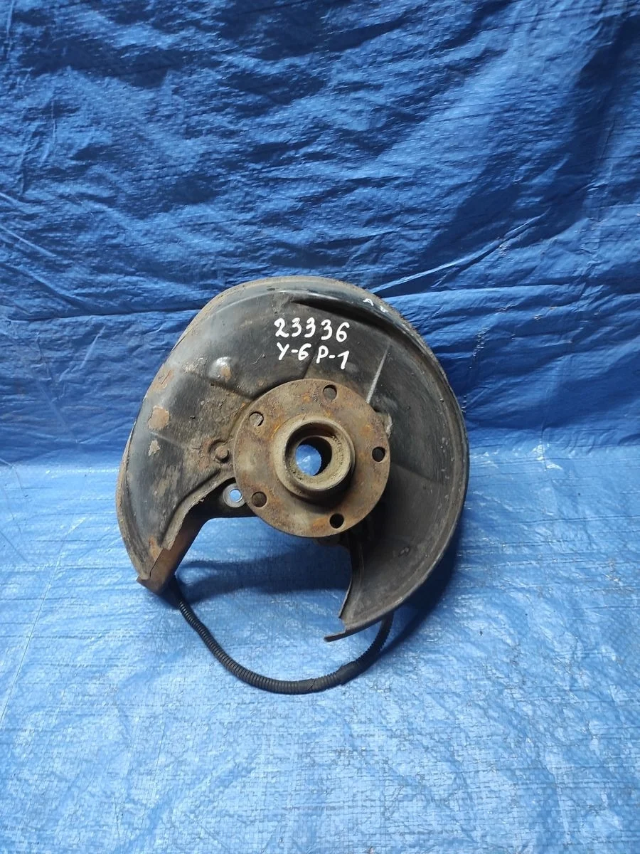 Кулак задний левый ( цапфа) Audi A8 D2 (1994—1999) б.у