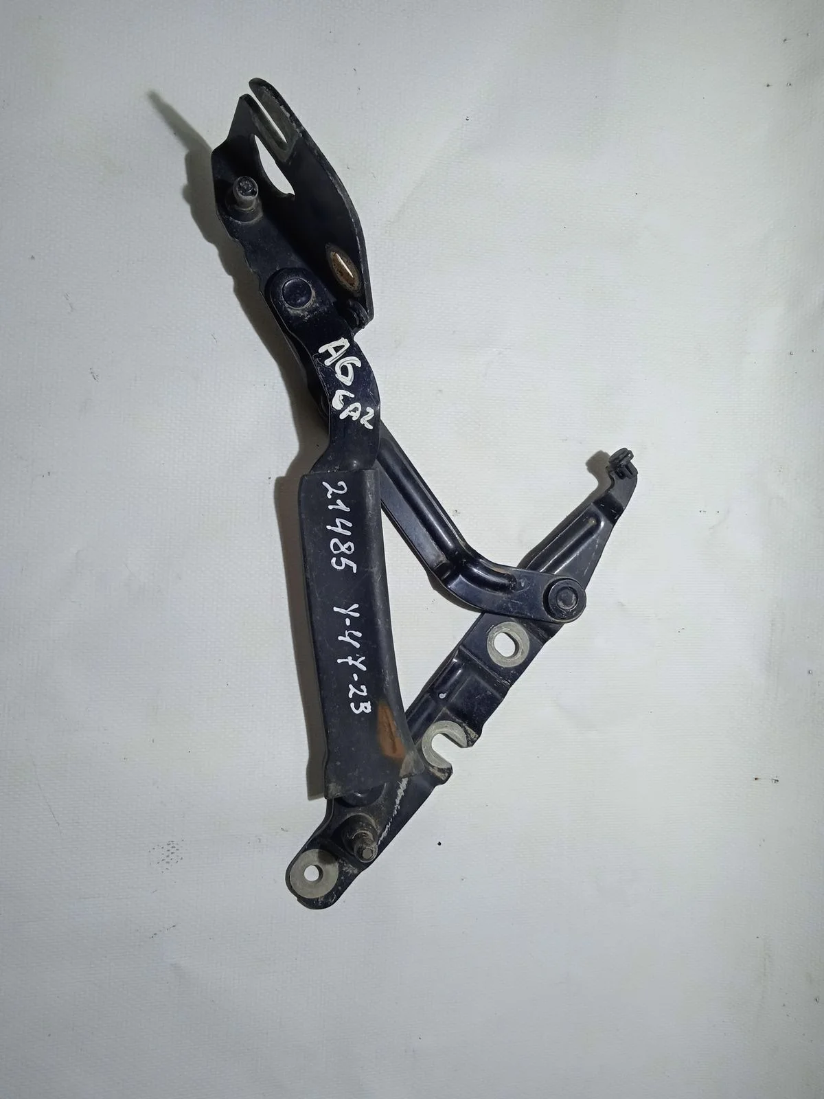 Петля багажника левая Audi A6 C5 (1997—2001) б.у