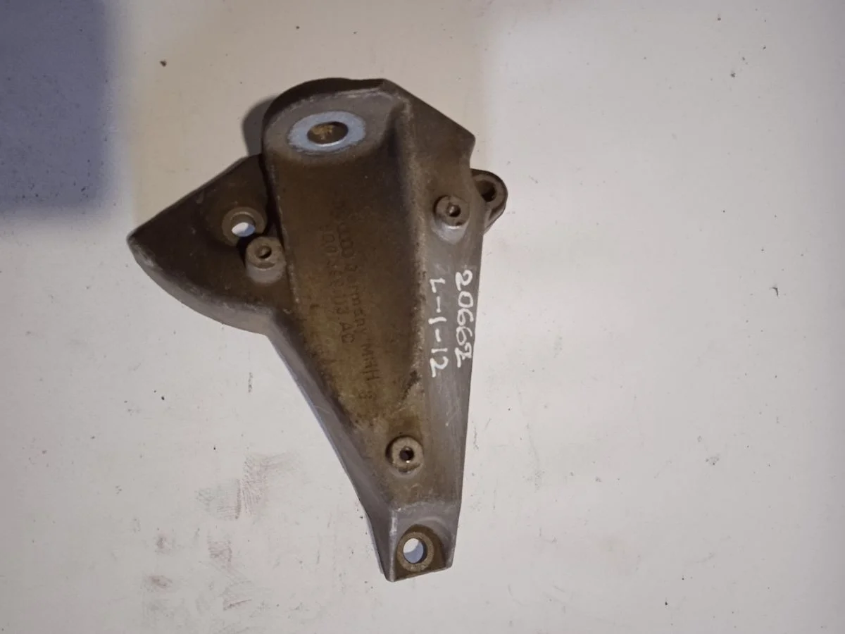 Кронштейн опоры КПП Audi A6 C5 (1997—2001) б.у