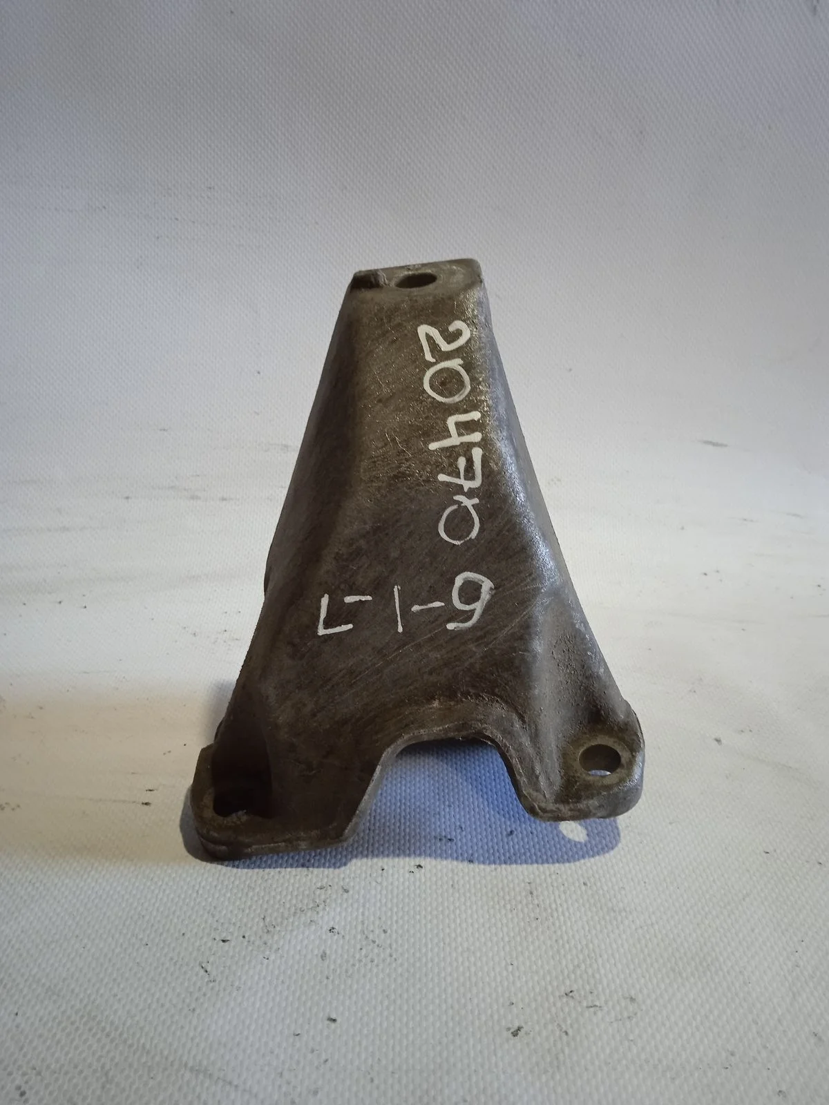 Кронштейн опоры КПП Audi A4 B5 (1994—1999) б.у