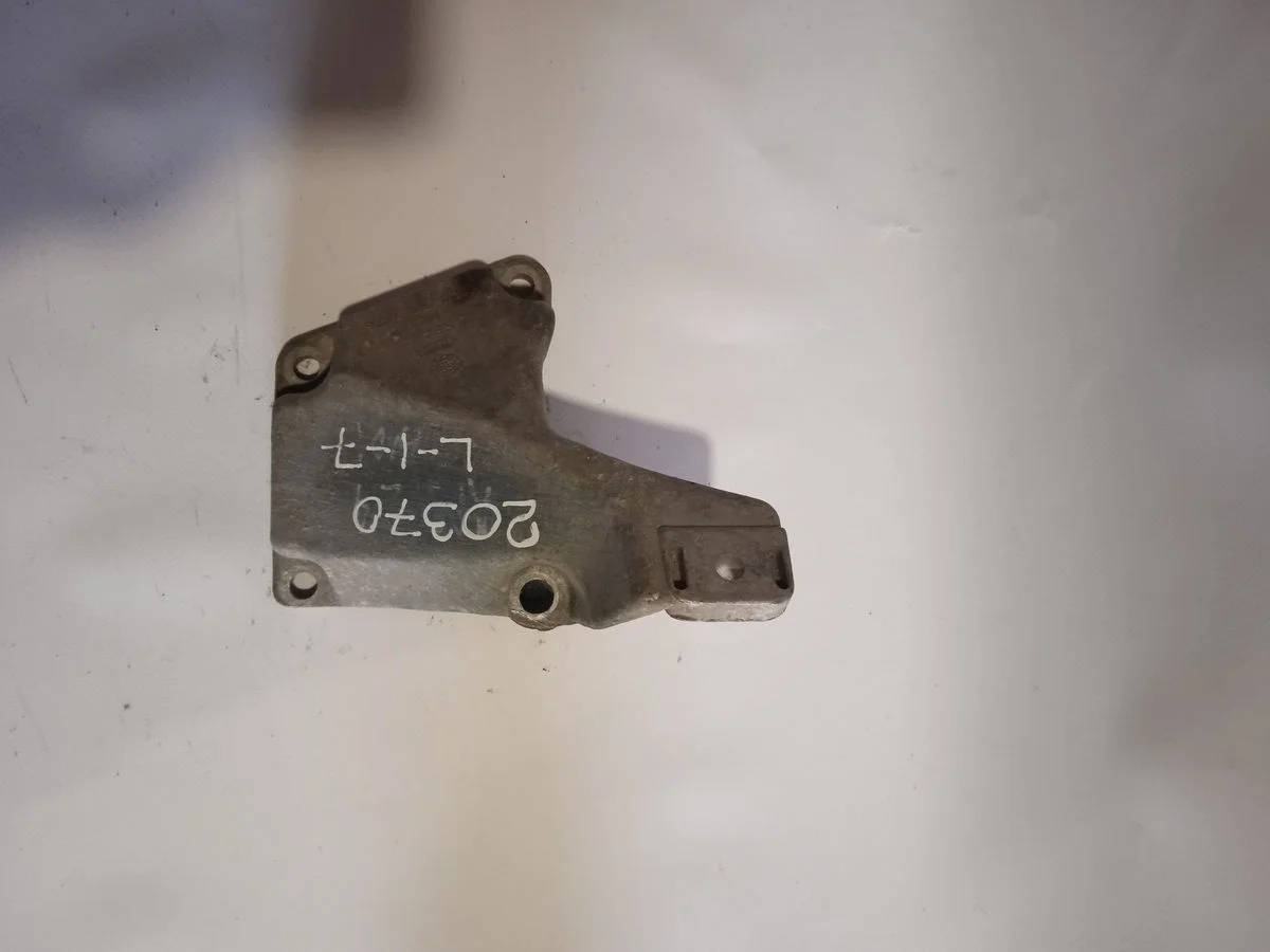 Кронштейн опоры двигателя Audi A6 C5 (1997—2001) б.у