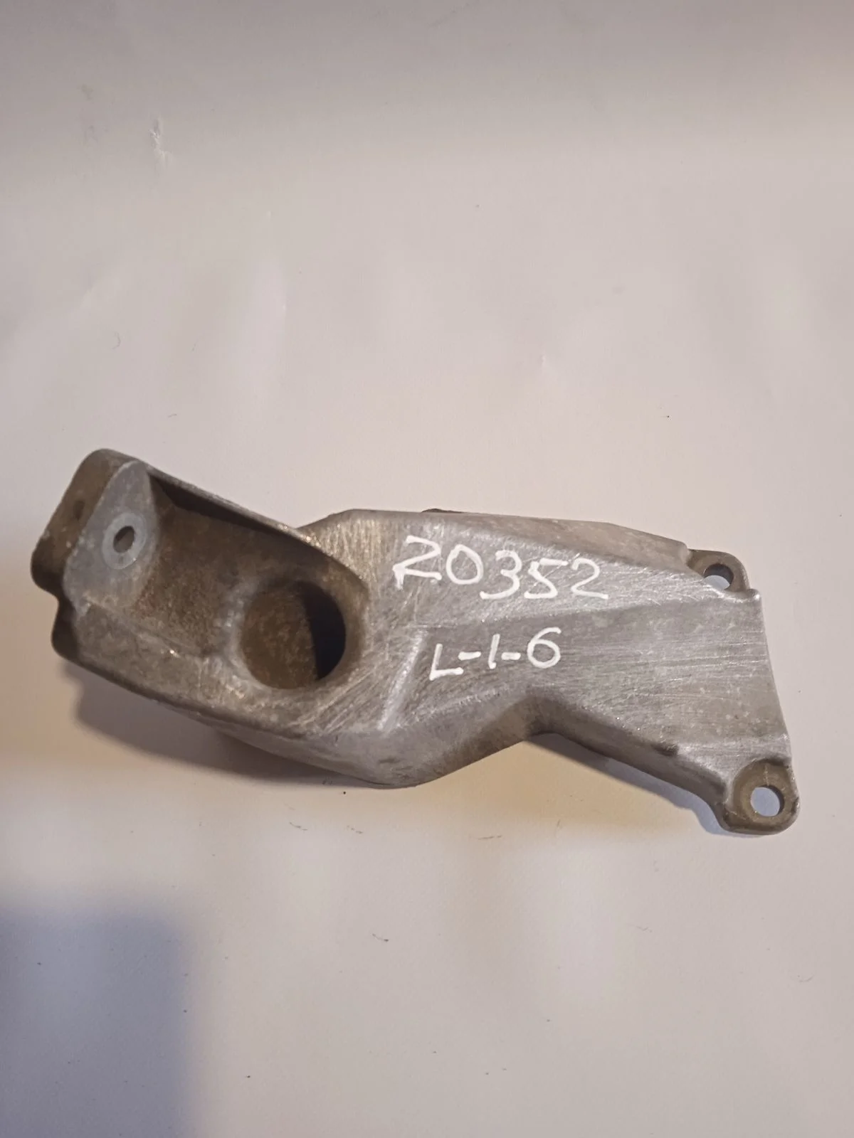 Кронштейн опоры двигателя Audi A4 B5 (1994—1999) б.у