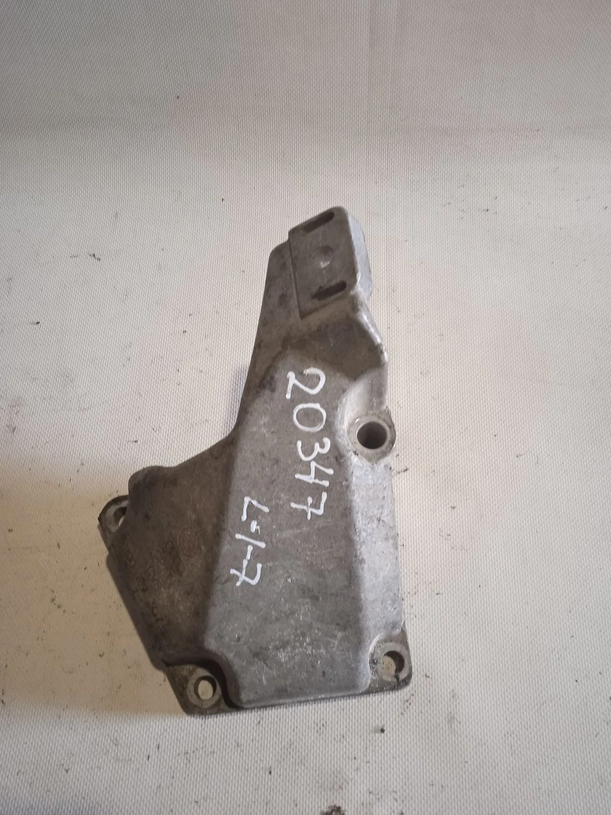 Кронштейн опоры двигателя Audi A6 C5 (1997—2001) б.у